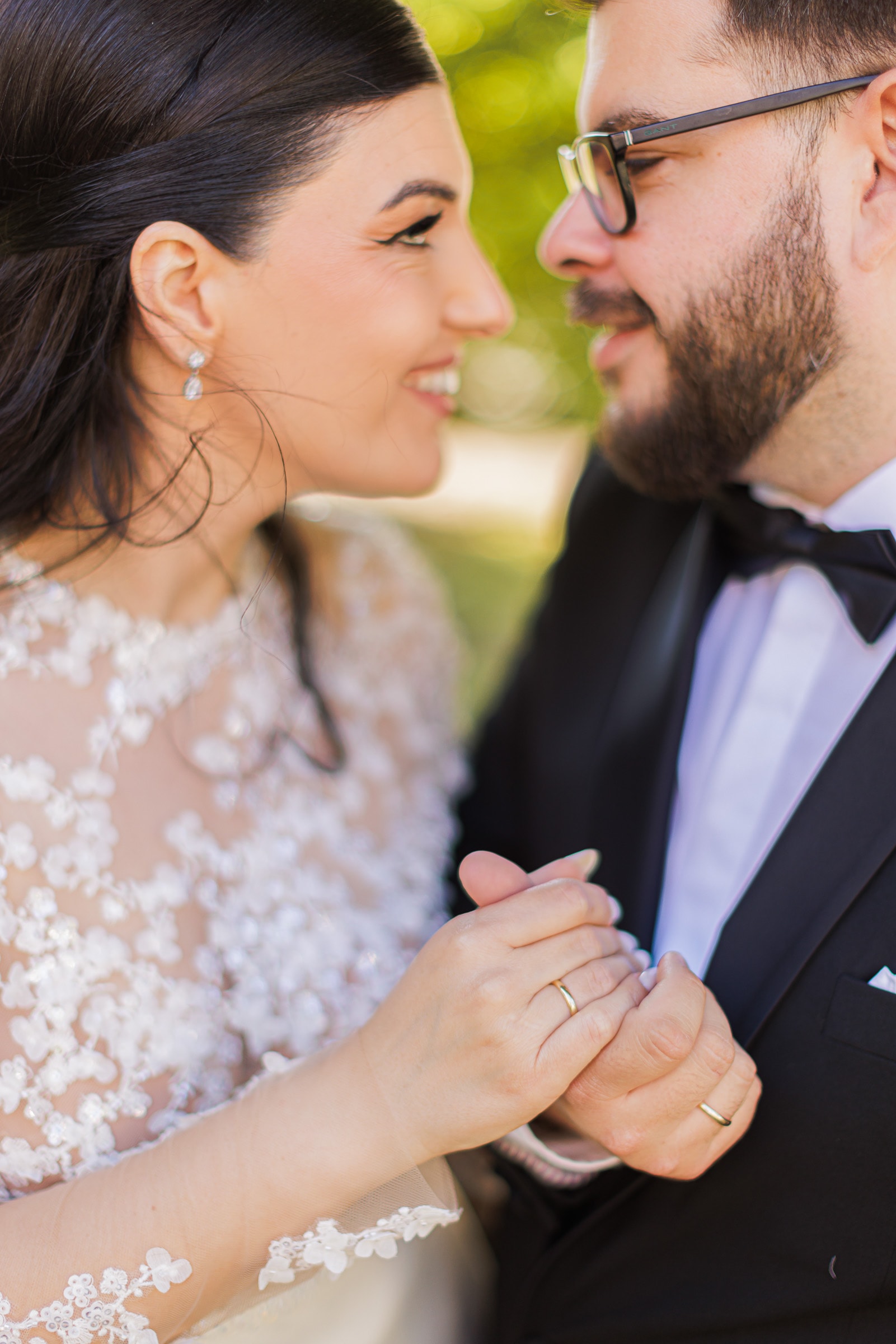 Ioanna and Christos embracing beneath a leafy tree