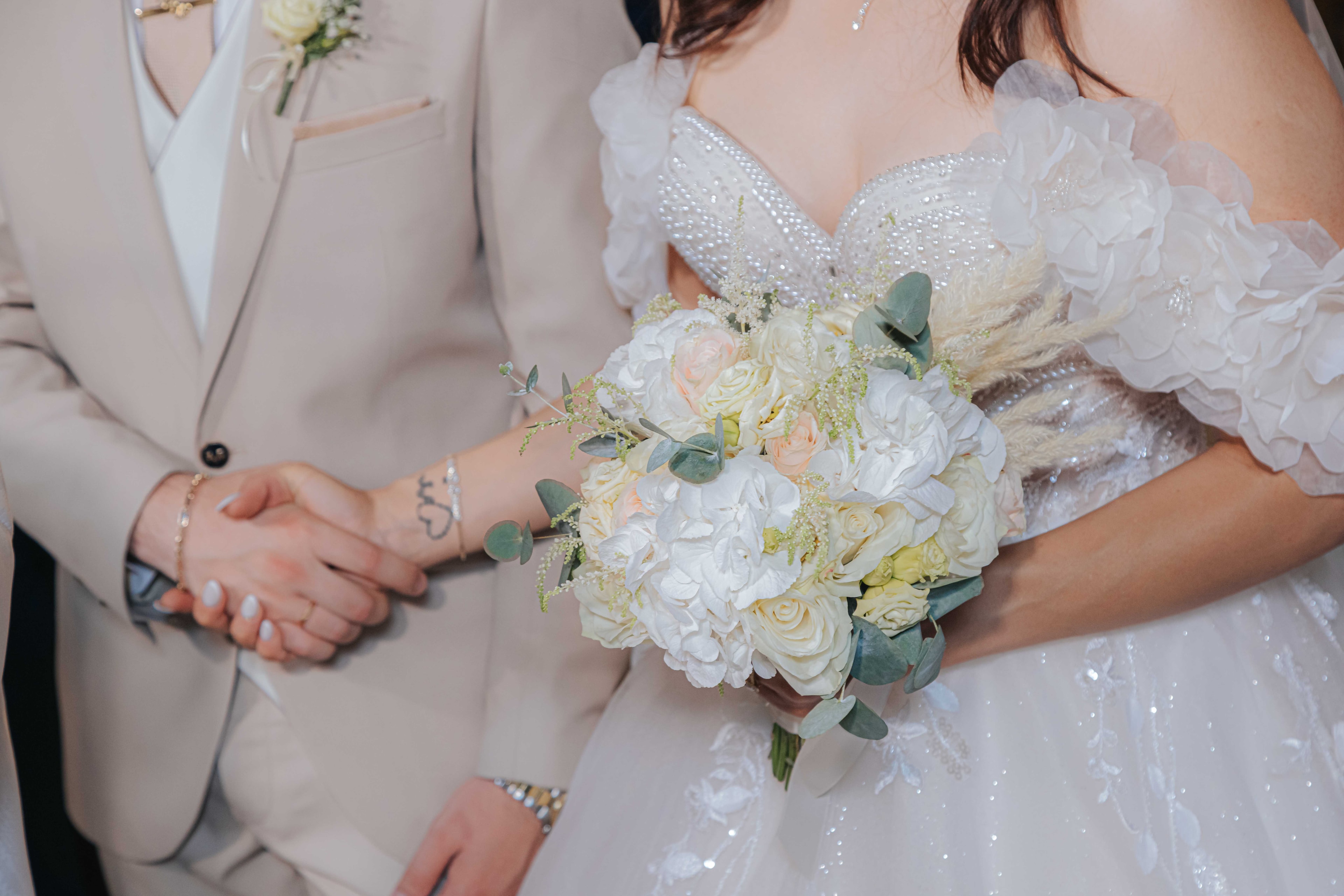 Mihalis and Varvara together with the wedding bouquet