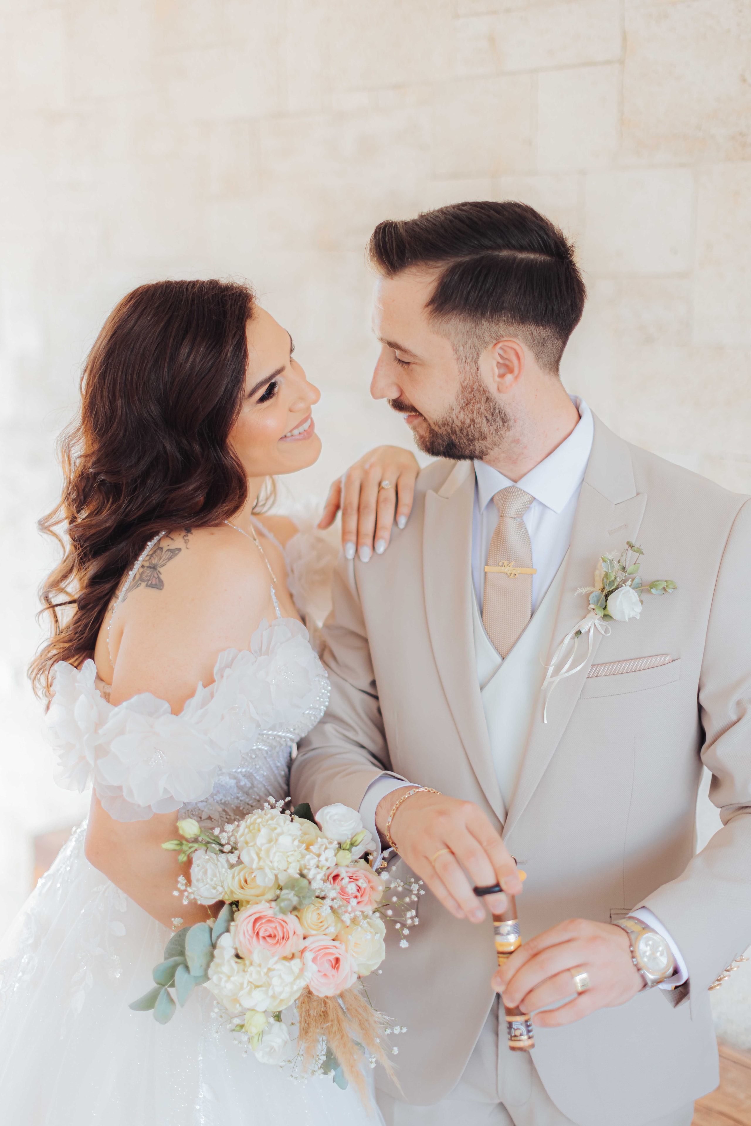 Mihalis and Varvara holding their wedding bouquet